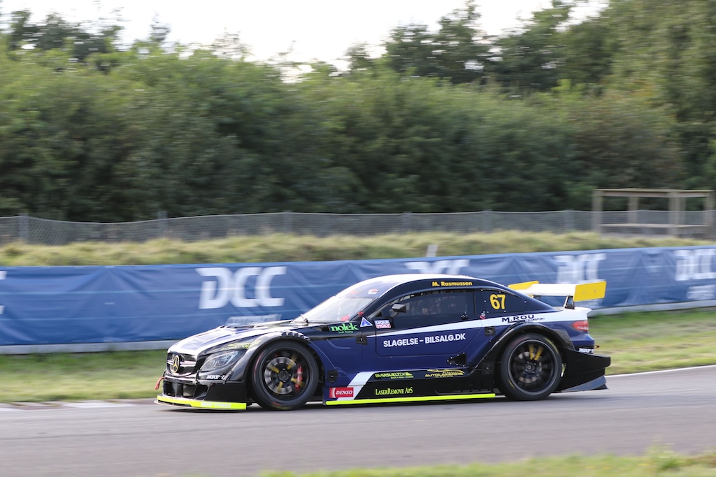 Mads Rasmussen - Night Race gav pokal til Nymark Racing Academy. 
(Foto: Motorsporten.dk)